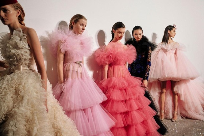 Haute Couture - cuộc chơi lỗ vốn của các nhà mốt hàng đầu thế giới - ảnh 1