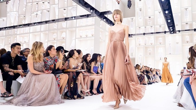 Vì sao trên thế giới chỉ có khoảng 4000 người phụ nữ sở hữu đồ Haute Couture? - ảnh 4