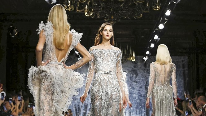 Haute Couture - cuộc chơi lỗ vốn của các nhà mốt hàng đầu thế giới - ảnh 2