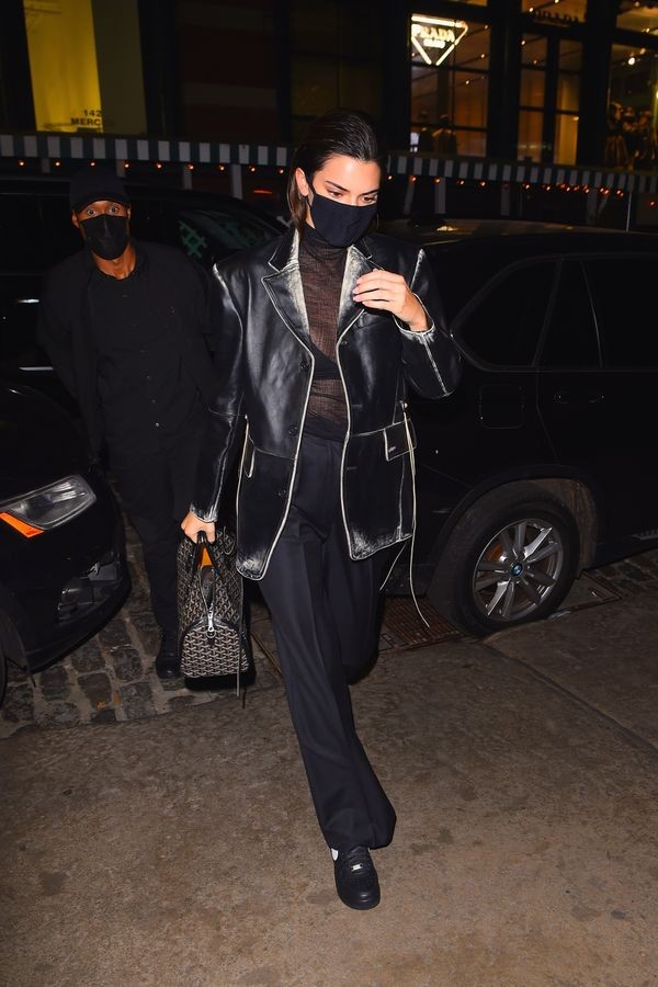 Ngắm outfit dạo phố cuối tuần của Kendall Jenner, biết luôn xu hướng nào sắp lên ngôi - ảnh 2