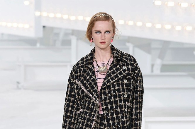 10 hot trend sắp tới được dự đoán từ bộ sưu tập SS21 của Chanel - ảnh 1