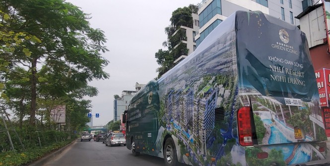 Tái diễn hình thức quảng cáo bằng xe bịt bùng, diễu phố Hà Nội - ảnh 1