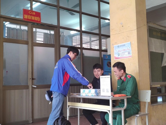 Sinh viên trường quân sự đến Tiền Phong chia sẻ với miền Trung - ảnh 2