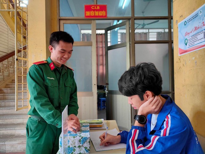 Sinh viên trường quân sự đến Tiền Phong chia sẻ với miền Trung - ảnh 1