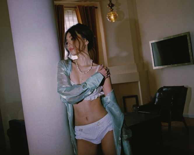Bích Phương khoe 3 vòng 'bỏng mắt' trong bộ ảnh bikini mới - ảnh 3