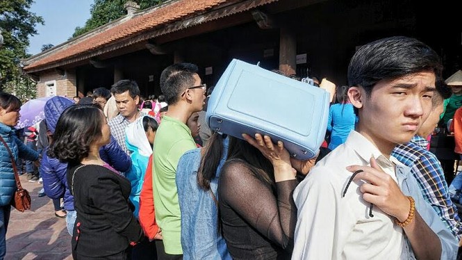 Mướt mồ hôi, đội nắng xếp hàng xin chữ đầu năm - ảnh 1