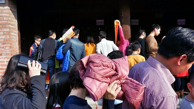 Mướt mồ hôi, đội nắng xếp hàng xin chữ đầu năm - ảnh 5