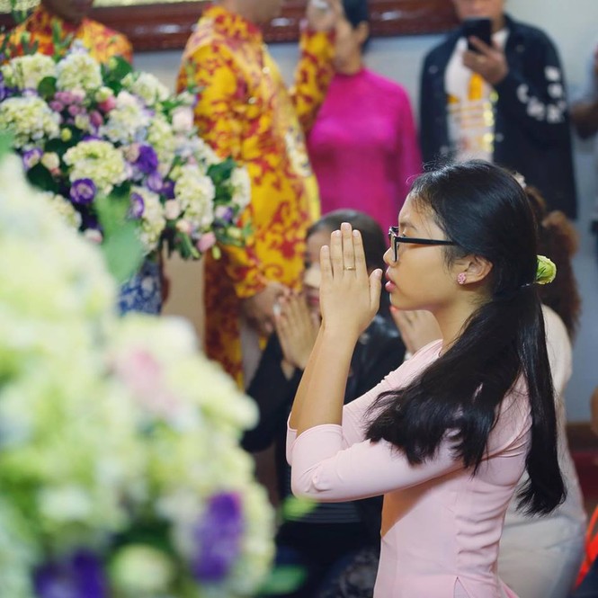 Dàn nghệ sĩ nổi tiếng về nhà thờ Tổ của Hoài Linh dâng hương - ảnh 2
