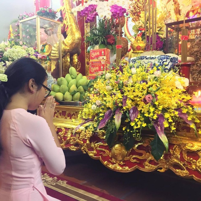 Dàn nghệ sĩ nổi tiếng về nhà thờ Tổ của Hoài Linh dâng hương - ảnh 5
