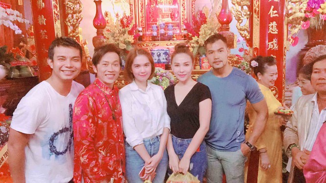 Dàn nghệ sĩ nổi tiếng về nhà thờ Tổ của Hoài Linh dâng hương - ảnh 11