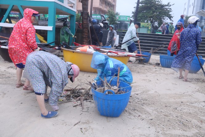 Đà Nẵng: Họp khẩn chỉ đạo khắc phục hậu quả mưa bão để đón APEC - ảnh 1