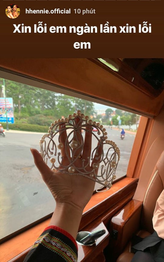 Hoa hậu H'hen Niê làm gẫy vương miện, đại diện nói gì? - ảnh 1