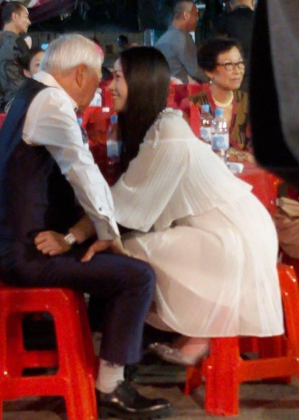 Showbiz 6/11: Sao nam 69 tuổi bị chỉ trích vì hẹn hò gái trẻ - ảnh 1