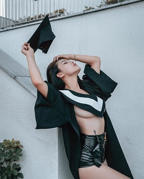 Hotgirl mặc áo cử nhân phô ngực trần gây phẫn nộ - ảnh 2