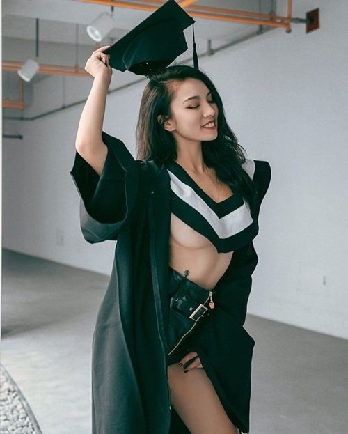 Hotgirl mặc áo cử nhân phô ngực trần gây phẫn nộ - ảnh 3