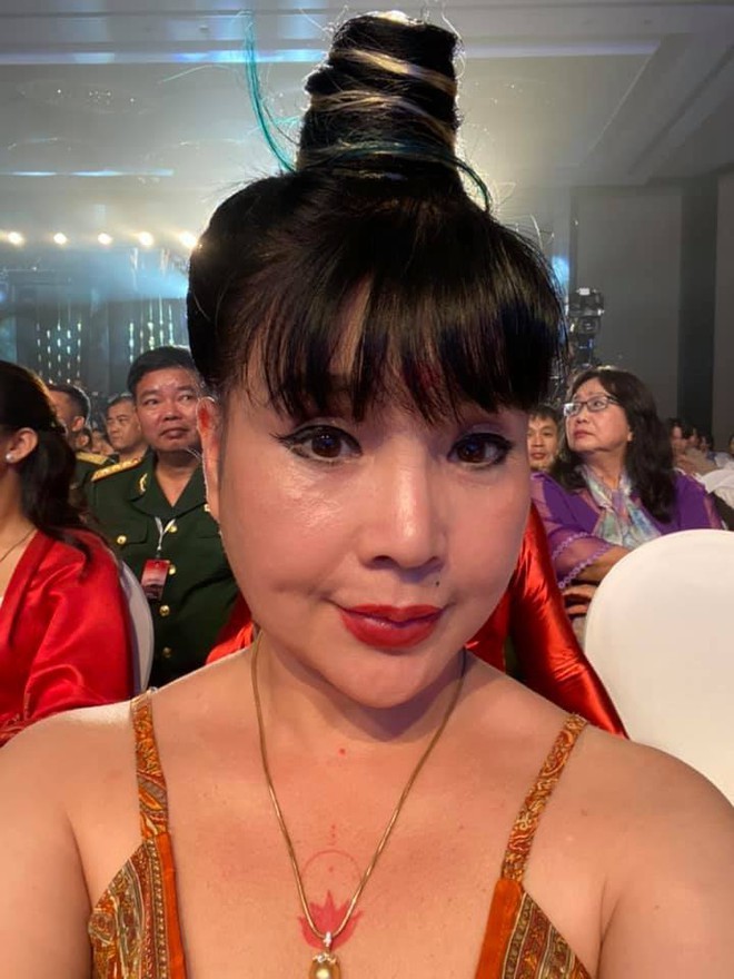 Showbiz 29/11: Trương Quỳnh Anh đăng ảnh nắm tay trai lạ sau ly hôn - ảnh 1