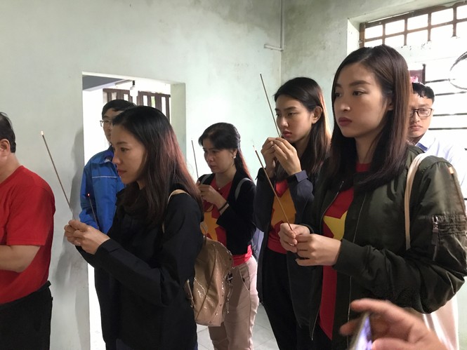 Hoa hậu Đỗ Mỹ Linh nghẹn ngào chia sẻ khi tận mắt chứng kiến những cảnh đau xót vùng lũ - ảnh 5