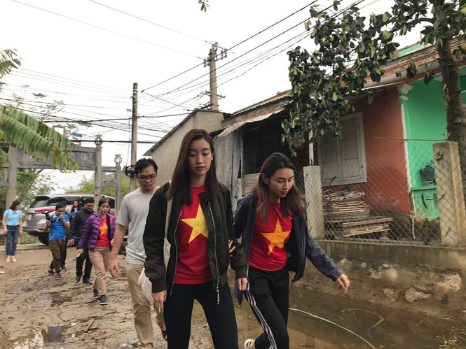 Hoa hậu Đỗ Mỹ Linh nghẹn ngào chia sẻ khi tận mắt chứng kiến những cảnh đau xót vùng lũ - ảnh 10