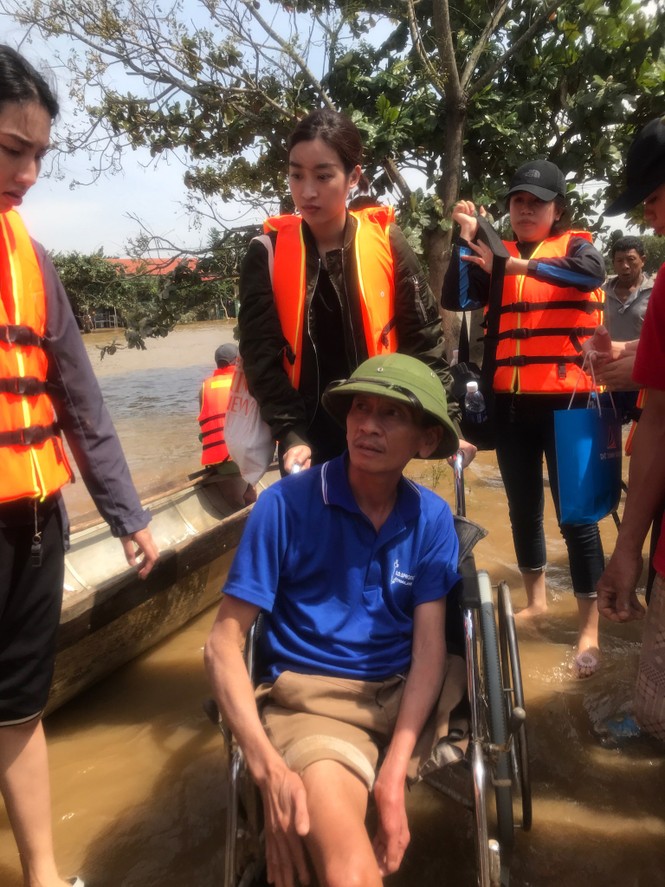 BTC Hoa Hậu Việt Nam tiếp tục cứu trợ ở Quảng Bình, nhiều nơi vẫn tan hoang ngập lụt nặng - ảnh 7
