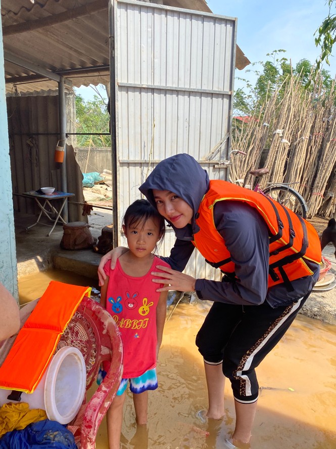BTC Hoa Hậu Việt Nam tiếp tục cứu trợ ở Quảng Bình, nhiều nơi vẫn tan hoang ngập lụt nặng - ảnh 9