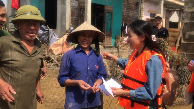 BTC Hoa Hậu Việt Nam tiếp tục cứu trợ ở Quảng Bình, nhiều nơi vẫn tan hoang ngập lụt nặng - ảnh 3