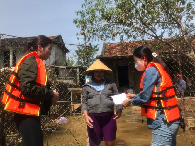 BTC Hoa Hậu Việt Nam tiếp tục cứu trợ ở Quảng Bình, nhiều nơi vẫn tan hoang ngập lụt nặng - ảnh 4
