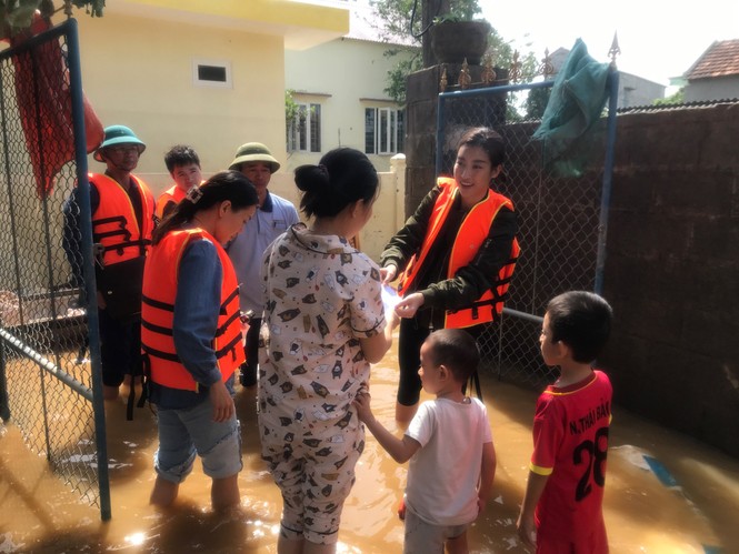 BTC Hoa Hậu Việt Nam tiếp tục cứu trợ ở Quảng Bình, nhiều nơi vẫn tan hoang ngập lụt nặng - ảnh 2