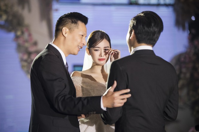 Khoảnh khắc Á hậu Tường San bật khóc trong lễ cưới - ảnh 1