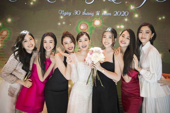 Hoa hậu Đỗ Mỹ Linh, Tiểu Vy hào hứng hát mừng đám cưới Á hậu Tường San - ảnh 1