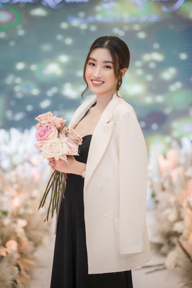 Hoa hậu Đỗ Mỹ Linh, Tiểu Vy hào hứng hát mừng đám cưới Á hậu Tường San - ảnh 6