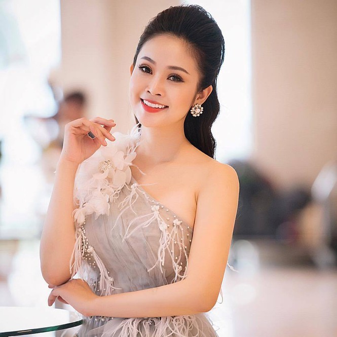 Showbiz 2/12: Hoàng Thùy Linh vướng nghi vấn sửa mũi vì lệch bất thường - ảnh 1