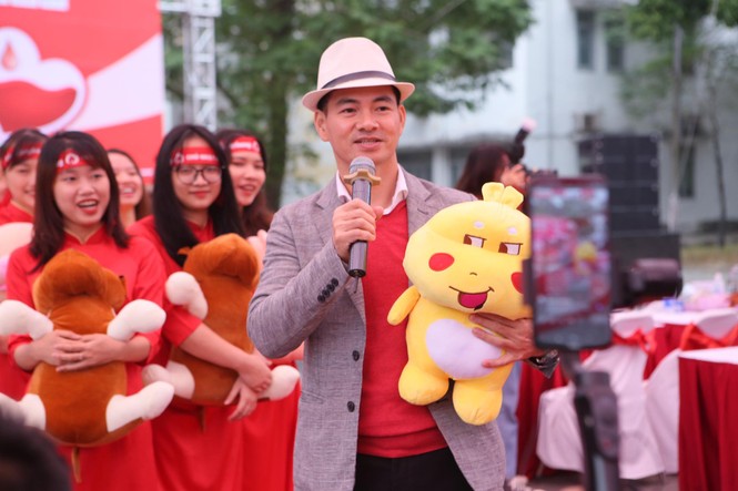 Showbiz 17/1: Nghệ sĩ Hồng Nga sống trong phòng trọ 8m2 ở Mỹ - ảnh 1