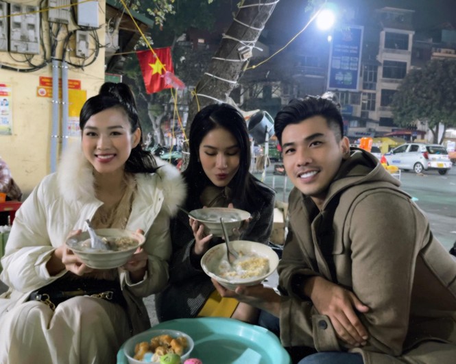 Đi ăn vỉa hè, Hoa hậu Đỗ Thị Hà và Á hậu Phương Anh giản dị vẫn xinh đẹp rạng rỡ - ảnh 2