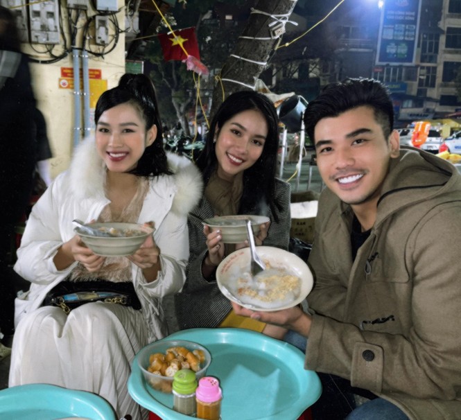 Đi ăn vỉa hè, Hoa hậu Đỗ Thị Hà và Á hậu Phương Anh giản dị vẫn xinh đẹp rạng rỡ - ảnh 1