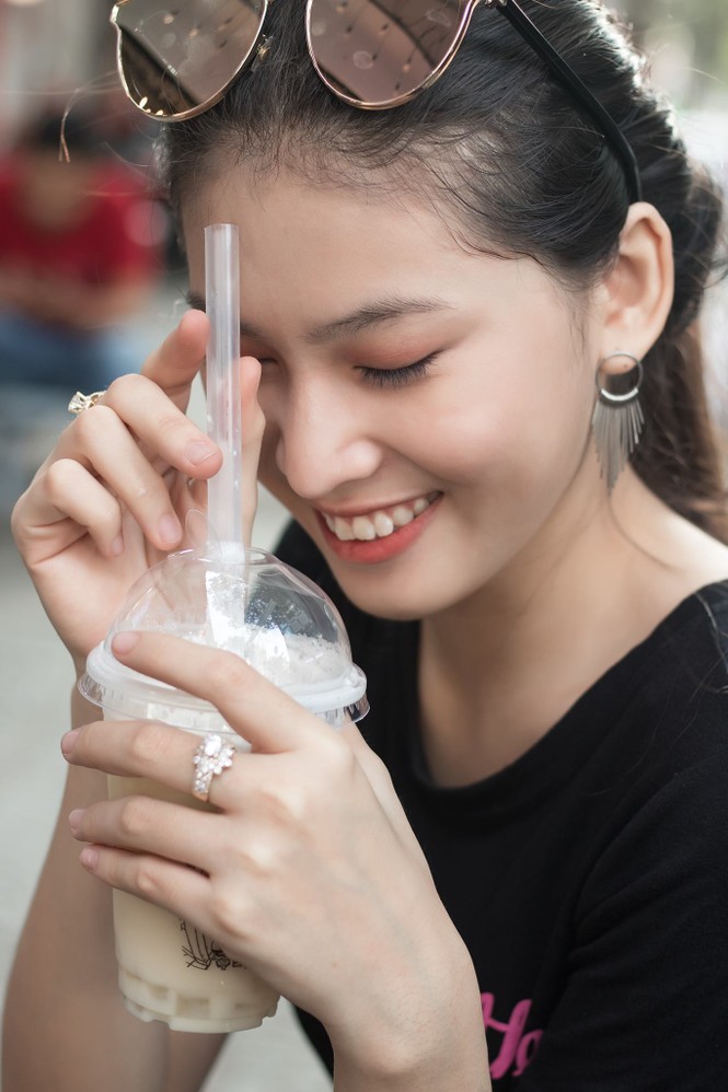 Đi ăn vỉa hè, Hoa hậu Đỗ Thị Hà và Á hậu Phương Anh giản dị vẫn xinh đẹp rạng rỡ - ảnh 9