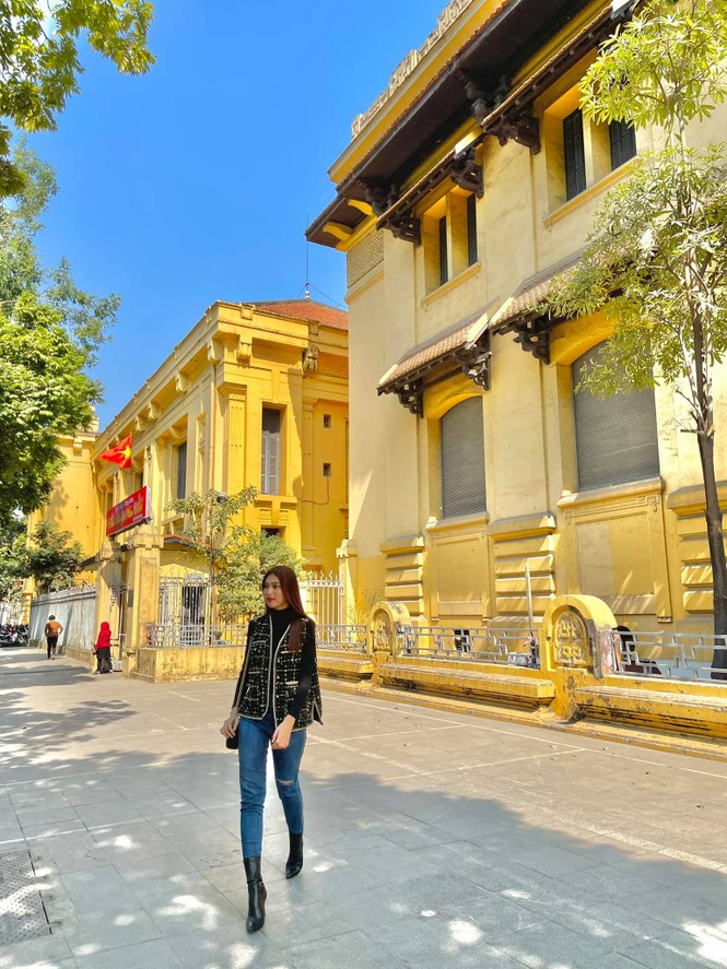 Đi ăn vỉa hè, Hoa hậu Đỗ Thị Hà và Á hậu Phương Anh giản dị vẫn xinh đẹp rạng rỡ - ảnh 12