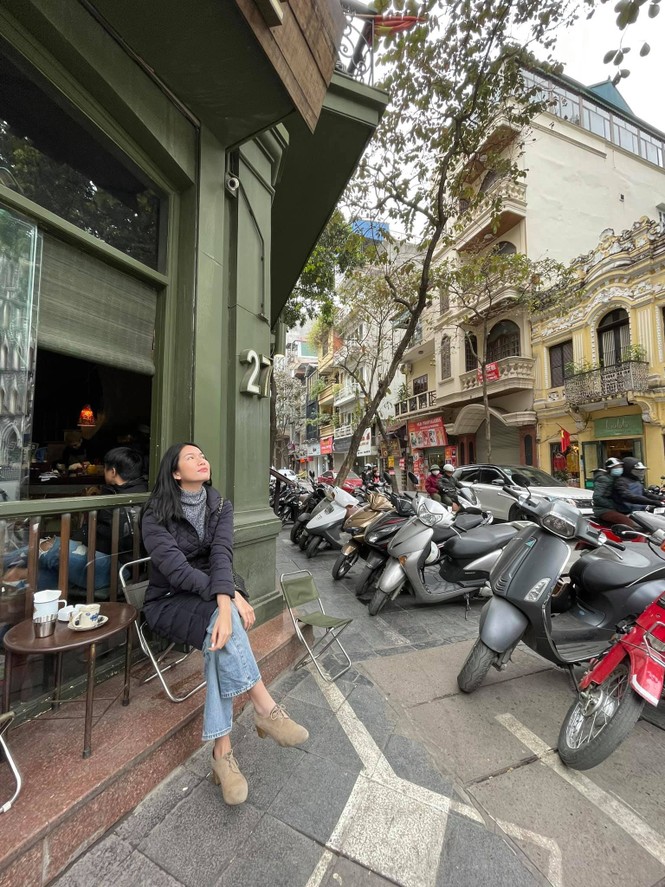 Đi ăn vỉa hè, Hoa hậu Đỗ Thị Hà và Á hậu Phương Anh giản dị vẫn xinh đẹp rạng rỡ - ảnh 4