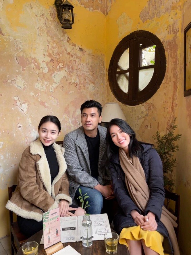 Đi ăn vỉa hè, Hoa hậu Đỗ Thị Hà và Á hậu Phương Anh giản dị vẫn xinh đẹp rạng rỡ - ảnh 6