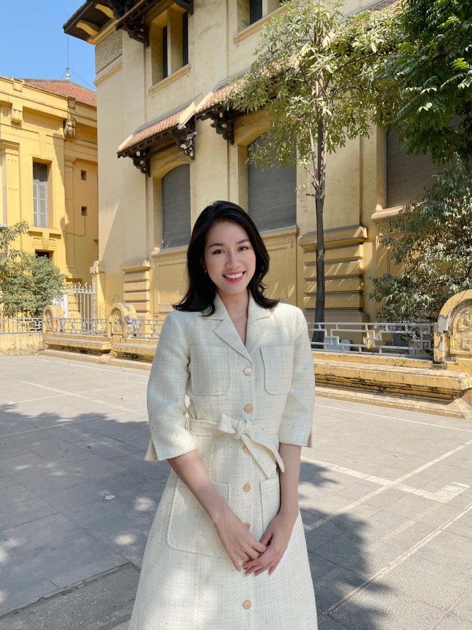 Đi ăn vỉa hè, Hoa hậu Đỗ Thị Hà và Á hậu Phương Anh giản dị vẫn xinh đẹp rạng rỡ - ảnh 7