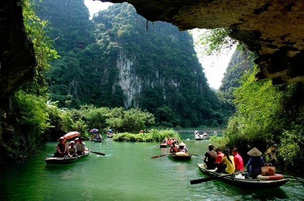 Thót tim với những chuyến đò không áo phao ở Tràng An - ảnh 1