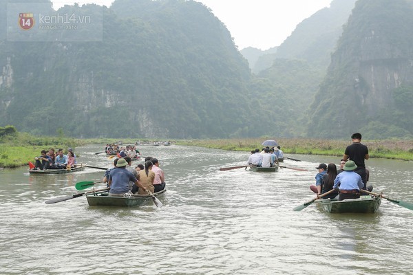 Thót tim với những chuyến đò không áo phao ở Tràng An - ảnh 2