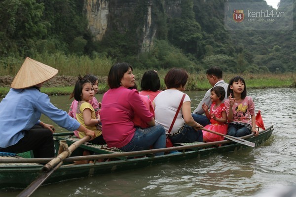 Thót tim với những chuyến đò không áo phao ở Tràng An - ảnh 3