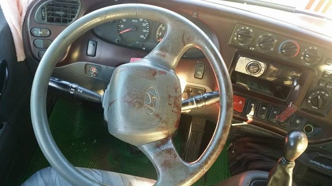 Kinh hoàng cướp xe buýt chạy loạn xạ trên đường - ảnh 1