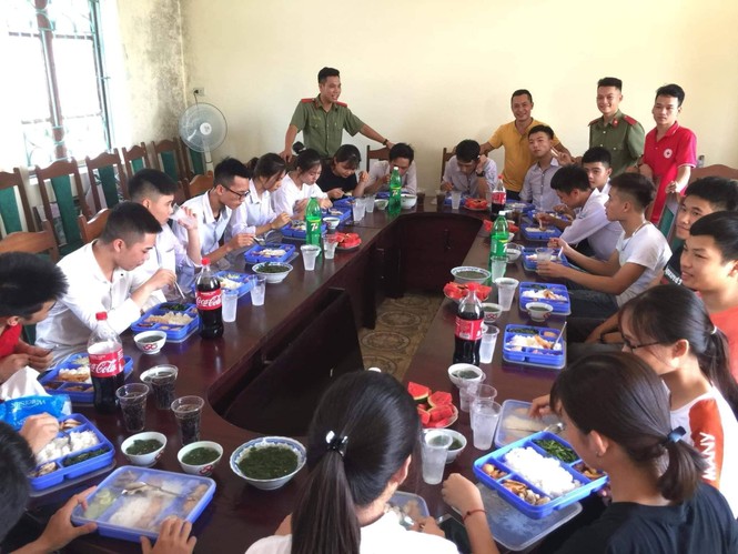 Kết thúc thi Toán: Thí sinh hớn hở, cập nhật lời giải - ảnh 6