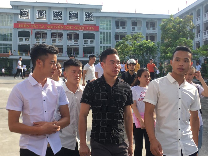 Kết thúc thi Toán: Thí sinh hớn hở, cập nhật lời giải - ảnh 32