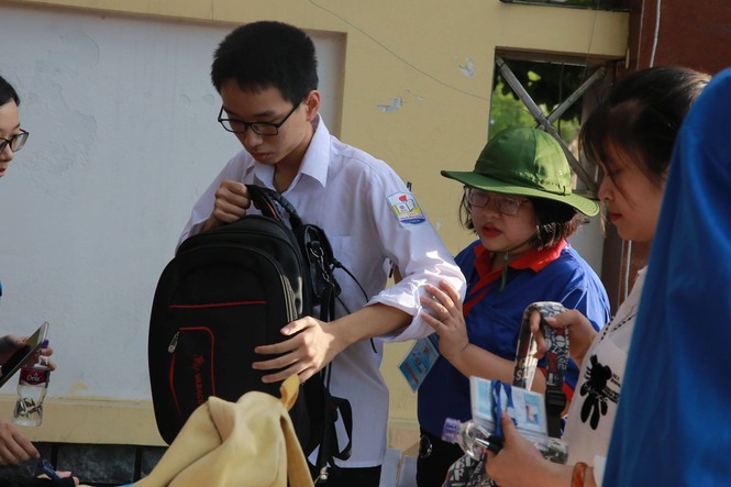Ngày đầu thi THPT 2019: Siết chặt an ninh, cập nhật giải đề thi Ngữ Văn - ảnh 21