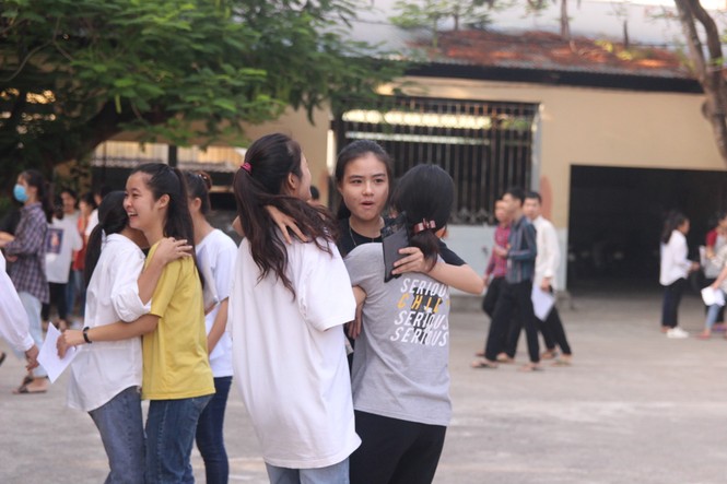 Ngày đầu thi THPT 2019: Siết chặt an ninh, cập nhật giải đề thi Ngữ Văn - ảnh 40