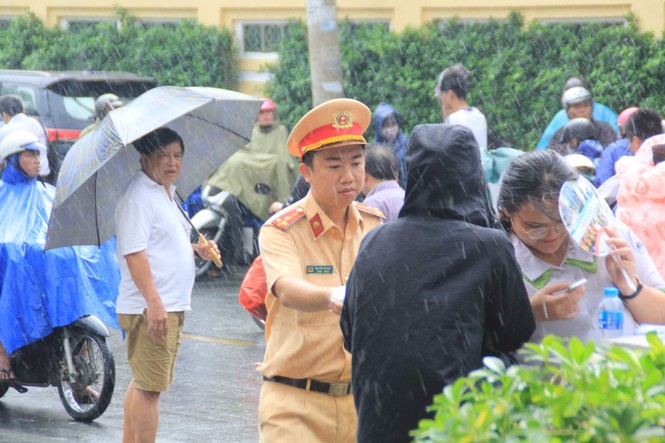 Kết thúc thi Toán: Thí sinh hớn hở, cập nhật lời giải - ảnh 41
