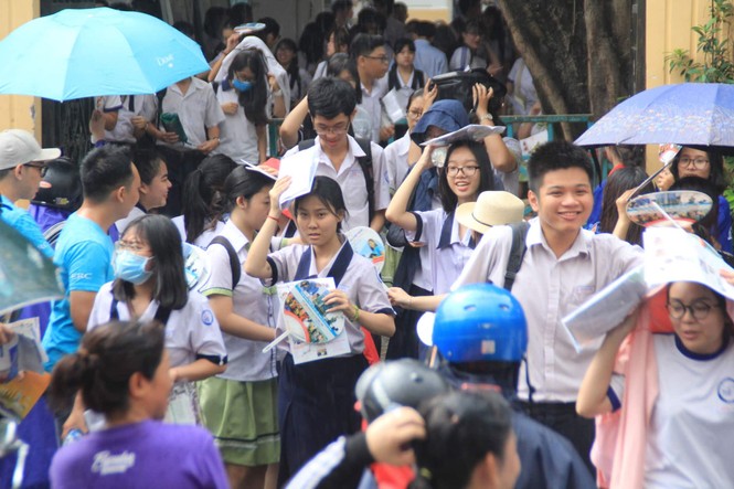 Kết thúc thi Toán: Thí sinh hớn hở, cập nhật lời giải - ảnh 39