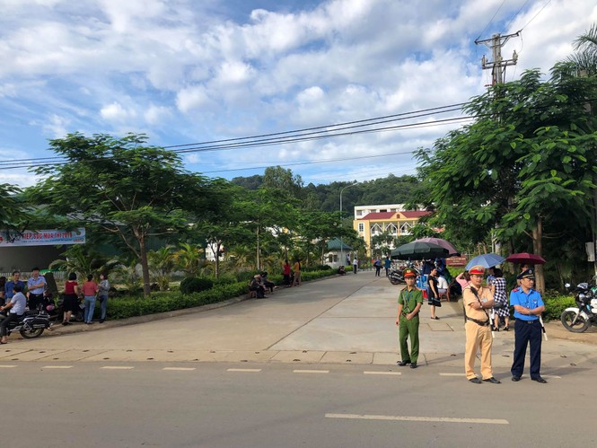 Ngày đầu thi THPT 2019: Siết chặt an ninh, cập nhật giải đề thi Ngữ Văn - ảnh 34